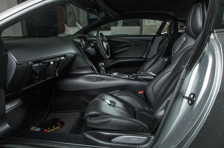 Интерьер Aston Martin DB10 2015 года  (фото 16 из 35)